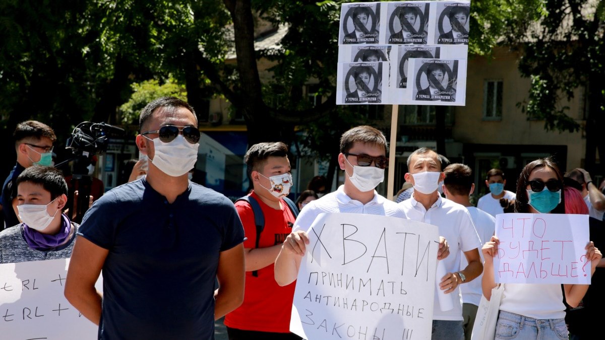 Евросоюз призвал Бишкек защитить свободу слова