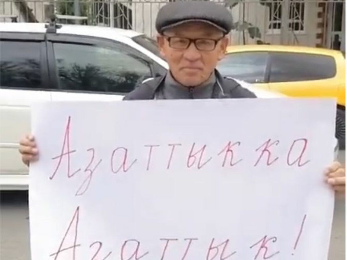 Одним видео: Активист Токтонасыров вышел на одиночный пикет в поддержку «Азаттыка»
