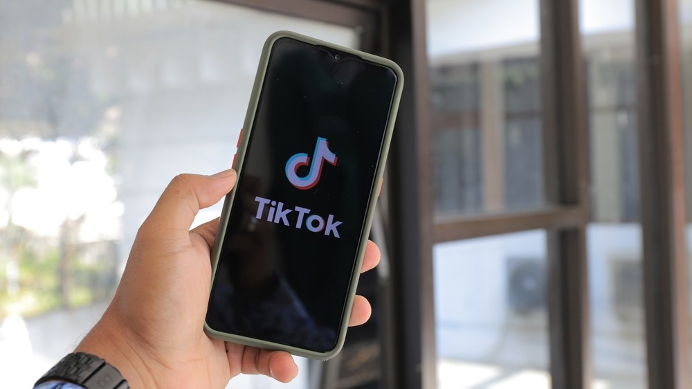 Депутат интересуется, можно ли закрыть TikTok в Кыргызстане