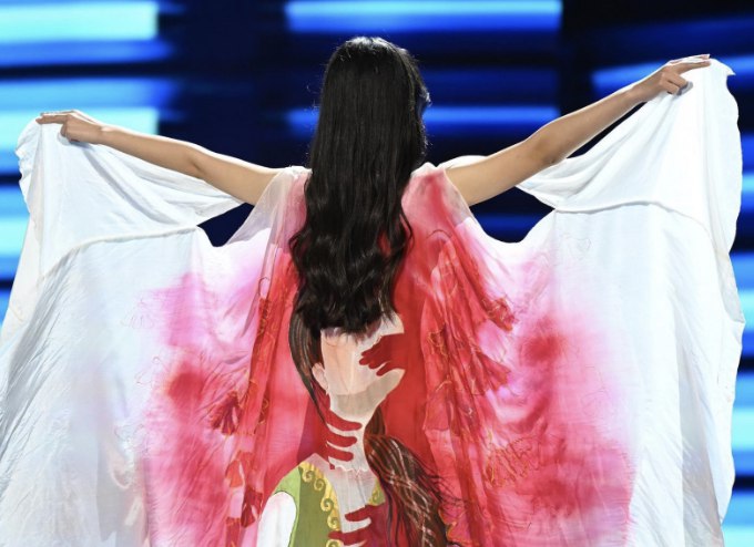 Кыргызстанке пришлось извиниться за наряд о насилии в отношении женщин на конкурсе «Мисс Вселенная». Как это связано с культурой замалчивания?