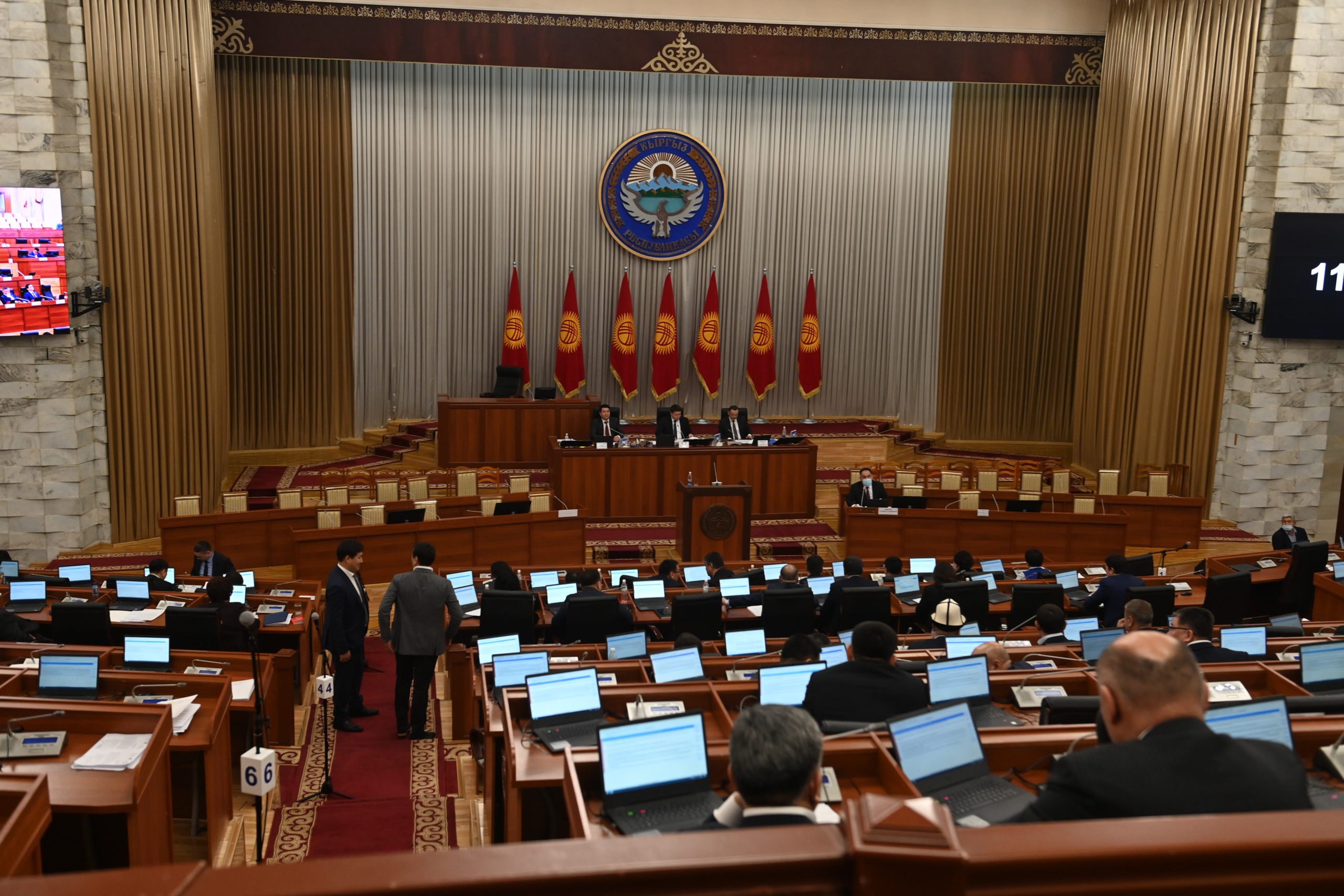 Жогорку Кенеш принял в третьем чтении законопроект о госязыке