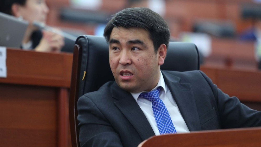Жанар Акаев потребовал отставки председателя Конституционного суда