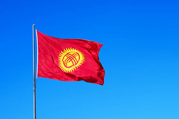 В Кыргызстане введут штрафы за использование порванного и обесцветившего флага