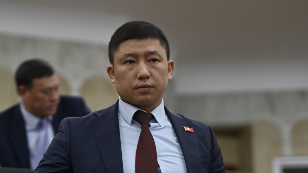 Депутат просит увеличить часы кыргызского языка в школах, где также преподают дунганский язык