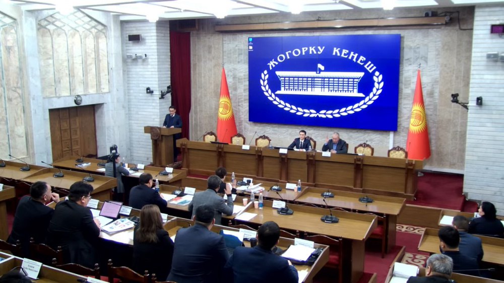 Конституционный комитет ЖК отклонил законопроект о СМИ, — депутат Ажибаев