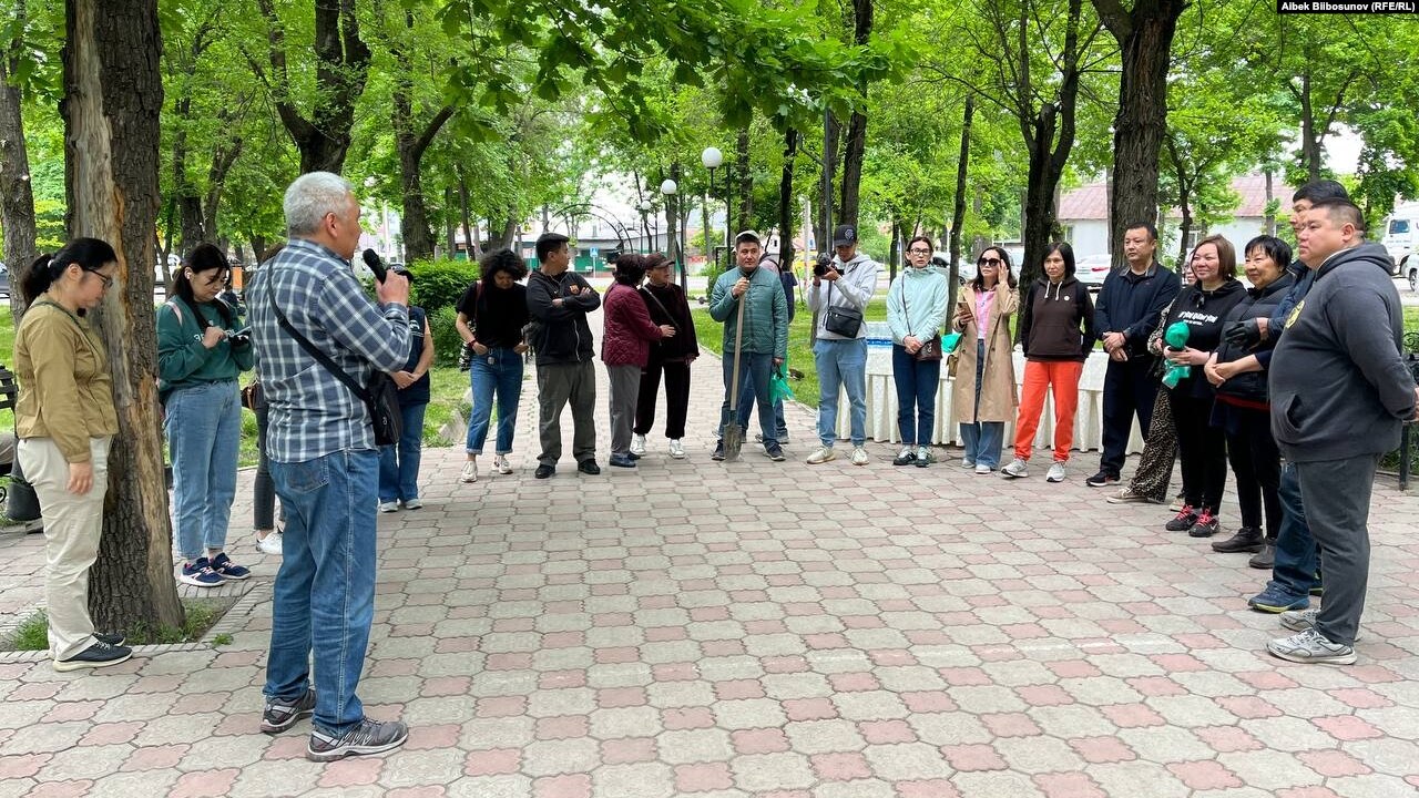 В Бишкеке журналисты высадили саженцы в честь Всемирного дня свободы печати