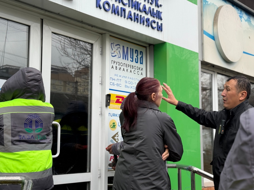 В Бишкеке убирают рекламу, не соответствующую закону о госязыке