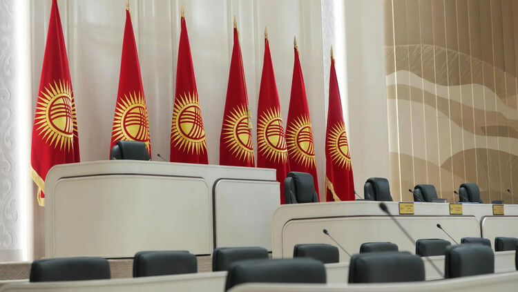 Пятьдесят действующих депутатов могут пройти в следующий парламент