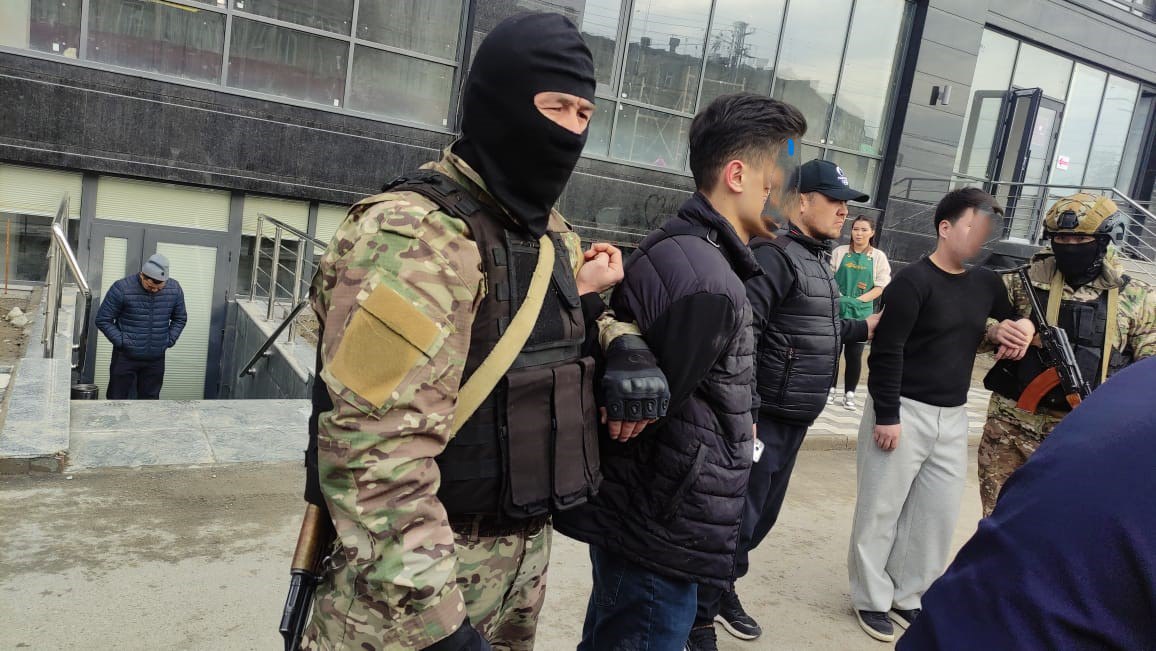 В Оше задержали «блогеров», которые шантажировали людей якобы компрометирующими видео. Двое парней тайно снимали людей, а потом требовали деньги, угрожая выложить видео в соцсети.