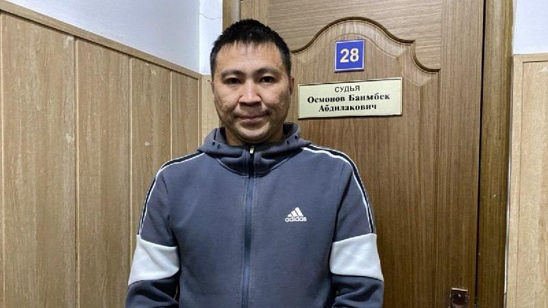 Азамат Марипов, ранее осуждённый по статьям «Массовые беспорядки» и «Публичные призывы к насильственному захвату власти» освобожден под пробацию — на три года.