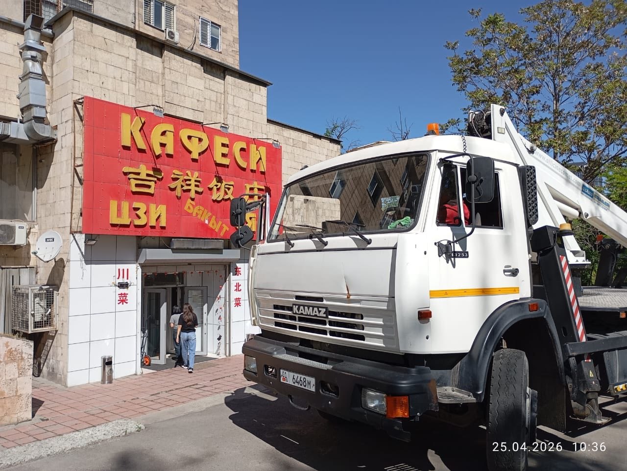 В Бишкеке начали снимать вывески, которые не соответствуют закону о госязыке и дизайн-коду.