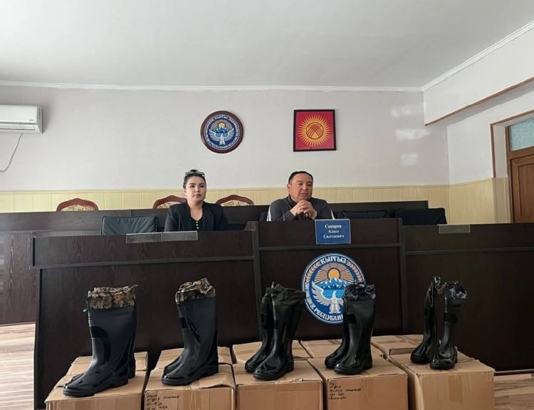 В городе Ош суд прекратил дело в отношении журналистки из-за поста о сапогах