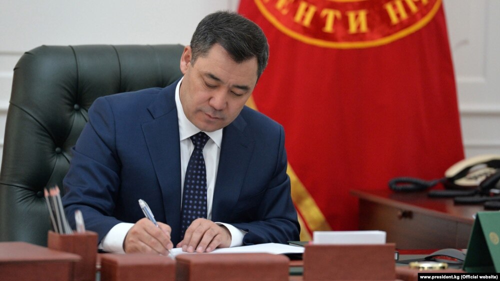 Президент Жапаров подписал закон об освобождении блогеров от налогов